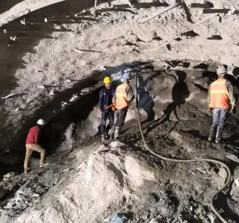 容县隧道拱顶带模注浆料，微膨胀注浆料的特点及施工工艺